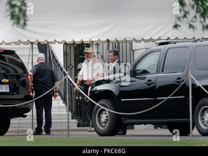 Washington, États-Unis d'Amérique. 05Th Nov, 2018. Le Président des Etats-Unis, Donald J. Trump repasser son cortège à il Maison Blanche à Washington, DC pour l'emmener à Trump International Golf Club à Sterling en Virginie, le 8 septembre 2018. Crédit : Chris Kleponis/Piscine via CNP | Conditions de crédit dans le monde entier : dpa/Alamy Live News Banque D'Images