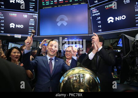 (180912) -- NEW YORK, le 12 septembre 2018 (Xinhua) -- William Li (L, avant), fondateur et président du véhicule électrique chinois start-up NIO Inc., célèbre après avoir sonné une cloche comme stock NIO commence à transiger à la Bourse de New York à New York, États-Unis, le 12 septembre, 2018. NIO Inc., un véhicule électrique chinois démarrage, sonna le New York Stock Exchange (NYSE) Cloche d'ouverture le mercredi à l'occasion de son premier appel public à l'épargne (PAPE). L'entreprise, la négociation sous le symbole de NIO, a annoncé le prix de son introduction en bourse de 160 000 000 American Depository Shares (ADS), à 6,26 U.S. dol Banque D'Images