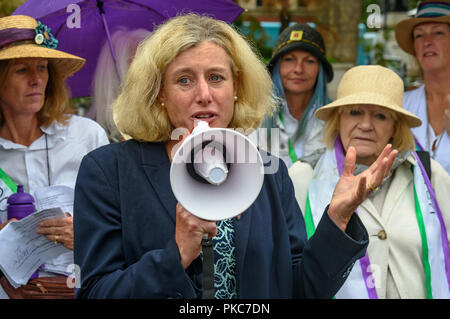 Londres, Royaume-Uni. 12 septembre 2018. MP du travail de High Peak dans le Derbyshire Ruth George parle lors de la manifestation à la place du Parlement par les nanas de fracturation du Lancashire le long avec d'autres activistes de tout le pays qui demandent au gouvernement de cesser d'ignorer la science et la volonté du peuple et de l'interdiction de la fracturation, ce qui menace l'avenir des deux domaines de l'état dans lequel elle a lieu si la pollution et les tremblements de terre et l'avenir de la planète à travers son haut niveau d'émissions de carbone. Crédit : Peter Marshall/Alamy Live News Banque D'Images