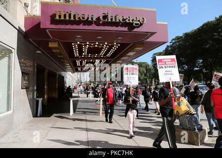 Chicago, USA. Sep 12, 2018. Hilton Chicago de travailleurs participent à une grève pour exiger l'année santé en face de l'hôtel à Chicago, aux États-Unis, le 12 septembre 2018. Des milliers de femmes de ménage de l'hôtel, les serveurs, les cuisiniers et les portiers sortit leur emploi à plus de 20 hôtels du centre ville depuis vendredi dernier après avoir échoué à parvenir à un accord sur un nouveau contrat de travail. Credit : Wang Ping/Xinhua/Alamy Live News Banque D'Images