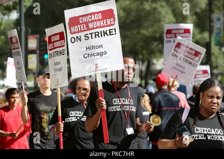 Chicago, USA. Sep 12, 2018. Hilton Chicago de travailleurs participent à une grève pour exiger l'année santé en face de l'hôtel à Chicago, aux États-Unis, le 12 septembre 2018. Des milliers de femmes de ménage de l'hôtel, les serveurs, les cuisiniers et les portiers sortit leur emploi à plus de 20 hôtels du centre ville depuis vendredi dernier après avoir échoué à parvenir à un accord sur un nouveau contrat de travail. Credit : Wang Ping/Xinhua/Alamy Live News Banque D'Images