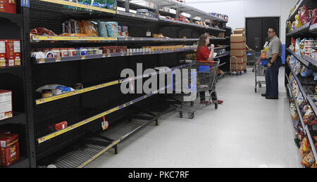 Durham, North Carolina, USA. Sep 12, 2018. Les travailleurs épicerie restock de la forte demande de fournitures de l'avant l'ouragan Florence en Durham, N.C. Mercredi, 12 Septembre, 2018. Credit : Fabian Radulescu/ZUMA/Alamy Fil Live News Banque D'Images