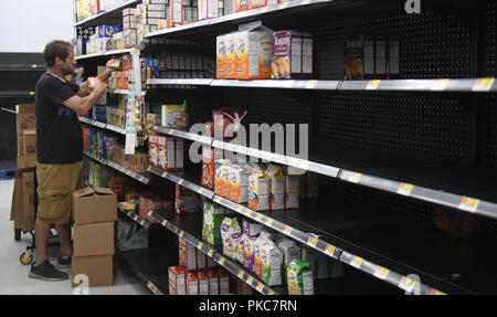 Durham, North Carolina, USA. Sep 12, 2018. Les travailleurs épicerie restock de la forte demande de fournitures de l'avant l'ouragan Florence en Durham, N.C. Mercredi, 12 Septembre, 2018. Credit : Fabian Radulescu/ZUMA/Alamy Fil Live News Banque D'Images