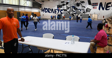 Durham, North Carolina, USA. Sep 12, 2018. Les bénévoles de secours mise en place d'un abris d'évacuation du Hillside High School en prévision de l'ouragan Florence en Durham, N.C. Mercredi, 12 Septembre, 2018. Credit : Fabian Radulescu/ZUMA/Alamy Fil Live News Banque D'Images