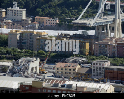 Gênes, Italie. Sep 11, 2018. 11 septembre 2018, Italie, Gênes : vue sur les ruines et les vestiges de la pont Morandi, qui s'est effondré le 14 août, à environ 180 mètres. 43 personnes ont été tuées. (Sur "DPA" plaie silencieuse de Gênes du 13.09.2018) Crédit : Lena Klimkeit/dpa/Alamy Live News Banque D'Images