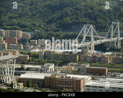 Gênes, Italie. Sep 11, 2018. 11 septembre 2018, Italie, Gênes : vue sur le reste de la pont Morandi, qui s'est effondré le 14 août, à environ 180 mètres. 43 personnes ont été tuées. (Sur "DPA" plaie silencieuse de Gênes du 13.09.2018) Crédit : Lena Klimkeit/dpa/Alamy Live News Banque D'Images