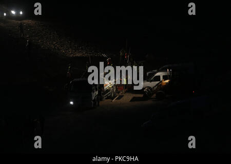 13 septembre 2018 - Khan Al-Ahmar, Cisjordanie, territoire palestinien des cabanes - qui ont été érigés par des militants palestiniens pour protester contre le plan d'Israël de démolir le village bédouin palestinien de Khan al-Ahmar, sont enlevés par l'armée israélienne, à Khan al-Ahmar, en Cisjordanie occupée, le 13 septembre 2018 Crédit : Shadi Hatem/APA/Images/fil ZUMA Alamy Live News Banque D'Images