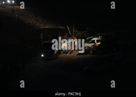 13 septembre 2018 - Khan Al-Ahmar, Cisjordanie, territoire palestinien des cabanes - qui ont été érigés par des militants palestiniens pour protester contre le plan d'Israël de démolir le village bédouin palestinien de Khan al-Ahmar, sont enlevés par l'armée israélienne, à Khan al-Ahmar, en Cisjordanie occupée, le 13 septembre 2018 Crédit : Shadi Hatem/APA/Images/fil ZUMA Alamy Live News Banque D'Images