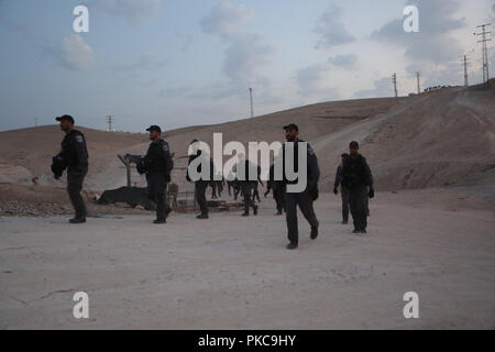 13 septembre 2018 - Khan Al-Ahmar, Cisjordanie, territoire palestinien - les forces israéliennes à pied après le retrait des baraques qui ont été érigés par des militants palestiniens pour protester contre le plan d'Israël de démolir le village bédouin palestinien de Khan al-Ahmar, dans la région de Khan al-Ahmar, en Cisjordanie occupée, le 13 septembre 2018 Crédit : Shadi Hatem/APA/Images/fil ZUMA Alamy Live News Banque D'Images