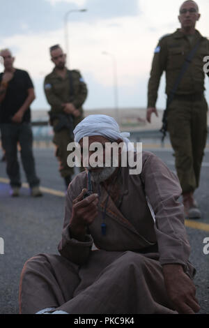13 septembre 2018 - Khan Al-Ahmar, Cisjordanie, territoire palestinien - les forces israéliennes montent la garde comme l'armée israélienne déposer des baraques construites par des militants palestiniens pour protester contre le plan d'Israël de démolir le village bédouin palestinien de Khan al-Ahmar, dans la région de Khan al-Ahmar, en Cisjordanie occupée, le 13 septembre 2018 Crédit : Shadi Hatem/APA/Images/fil ZUMA Alamy Live News Banque D'Images