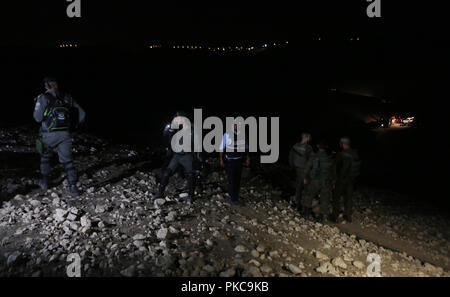 13 septembre 2018 - Khan Al-Ahmar, Cisjordanie, territoire palestinien - les forces israéliennes montent la garde comme l'armée israélienne déposer des baraques construites par des militants palestiniens pour protester contre le plan d'Israël de démolir le village bédouin palestinien de Khan al-Ahmar, dans la région de Khan al-Ahmar, en Cisjordanie occupée, le 13 septembre 2018 Crédit : Shadi Hatem/APA/Images/fil ZUMA Alamy Live News Banque D'Images