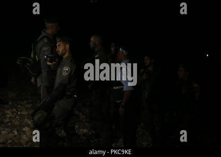 13 septembre 2018 - Khan Al-Ahmar, Cisjordanie, territoire palestinien - les forces israéliennes montent la garde comme l'armée israélienne déposer des baraques construites par des militants palestiniens pour protester contre le plan d'Israël de démolir le village bédouin palestinien de Khan al-Ahmar, dans la région de Khan al-Ahmar, en Cisjordanie occupée, le 13 septembre 2018 Crédit : Shadi Hatem/APA/Images/fil ZUMA Alamy Live News Banque D'Images