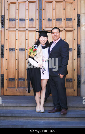 Adelaide en Australie. 13 septembre 2018. Les finissants de l'Université d'Adélaïde démontrer fièrement leurs diplômes et de poser pour des photos au cours de cérémonie de remise de diplômes. Les étudiants chinois des affaires étrangères à l'Université d'Adelaïde ont été menacés d'être signalé à l'ambassade de Chine à Canberra pour protester et les activités communistes Crédit : amer ghazzal/Alamy Live News Banque D'Images