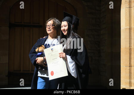 Adelaide en Australie. 13 septembre 2018. Les finissants de l'Université d'Adélaïde démontrer fièrement leurs diplômes et de poser pour des photos au cours de cérémonie de remise de diplômes. Les étudiants chinois des affaires étrangères à l'Université d'Adelaïde ont été menacés d'être signalé à l'ambassade de Chine à Canberra pour protester et les activités communistes Crédit : amer ghazzal/Alamy Live News Banque D'Images