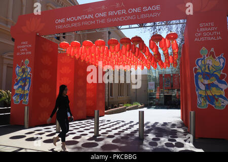 Adelaide en Australie. 13 septembre 2018. Lanternes chinoises décorent l'entrée de la bibliothèque de l'état de l'Australie pour l'exposition d'une montagne, une rivière, un sage trésors de la bibliothèque de Shandong qui était à la maison de Confucius et 3 000 ans de la civilisation chinoise et l'histoire de droits : amer ghazzal/Alamy Live News Banque D'Images