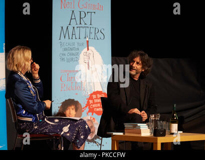 Londres, Royaume-Uni. 12Th Sep 2018. Neil Gaiman et Chris Riddle au nouveau EartHackney, Art Matters Live organisé avec brio par Lauren Laverne, 12 septembre 2018. Londres. Crédit : Thomas Bowles/Alamy Live News Banque D'Images