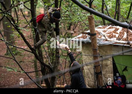 13 septembre 2018, en Rhénanie du Nord-Westphalie, Kerpen : Les militants ont petit-déjeuner tout en gardant leurs maisons dans les arbres. Autorités veulent commencer les expulsions dans la forêt de Hambach. Photo : Jana Bauch/dpa Banque D'Images