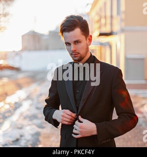 Handsome businessman au coucher du soleil Banque D'Images