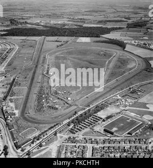 Hippodrome de Doncaster, dans le Yorkshire, 1953. Artiste : Aerofilms. Banque D'Images