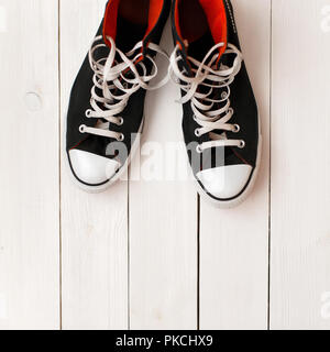 La mode chic chaussures noires sur un fond de bois blanc Banque D'Images
