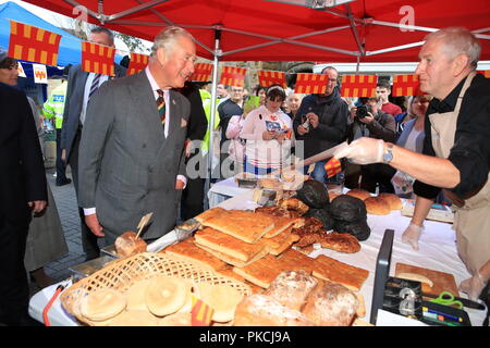 Le Prince de Galles parle avec un commerçant local lors de sa visite à un marché de producteurs à Hexham en tant qu'il procède à une série d'engagements dans le Northumberland. Banque D'Images