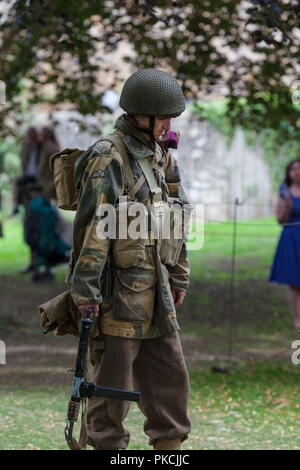 1940 Re-Enactor militaire profondément dans ses pensées, Barnard Castle 1940 Week-end, Teesdale, County Durham, Royaume-Uni Banque D'Images