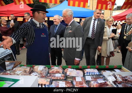 Le Prince de Galles parle avec un commerçant local lors de sa visite à un marché de producteurs à Hexham en tant qu'il procède à une série d'engagements dans le Northumberland. Banque D'Images