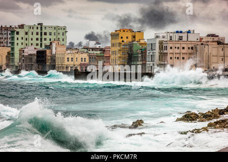 La Havane, Cuba. 18 janvier 2013. Vagues d'une tempête hivernale s'écraser sur le mur Malecon de La Havane, Cuba. Banque D'Images