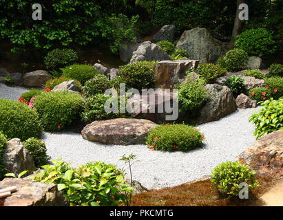 Jardin zen japonais à Kyoto avec de grandes pierres et de gravier ratissé Banque D'Images