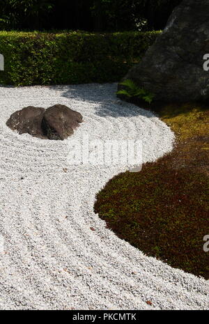 Jardin zen japonais à Kyoto avec de grandes pierres et de gravier ratissé Banque D'Images