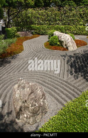 Jardin zen japonais à Kyoto avec de grandes pierres et de gravier ratissé Banque D'Images