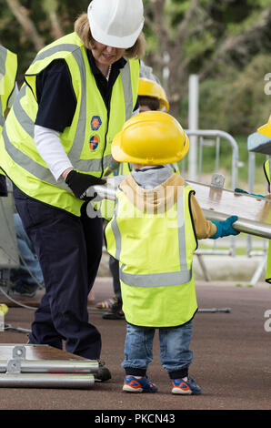 Aider les enfants à construire à pont de l'Institut des Ingénieurs Civils stand au festival de rivetage Stuff UK Banque D'Images