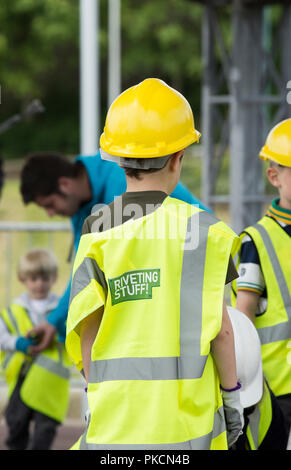 Aider les enfants à construire à pont de l'Institut des Ingénieurs Civils stand au festival de rivetage Stuff UK Banque D'Images