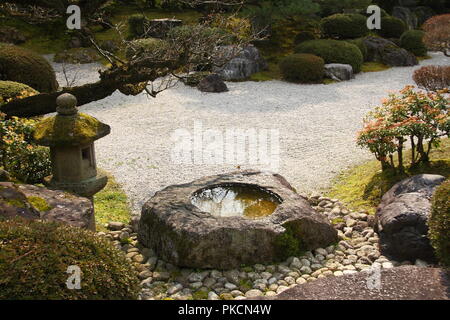 Jardin zen japonais à Kyoto avec de grandes pierres et de gravier ratissé Banque D'Images