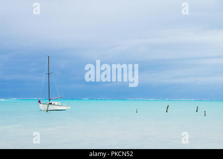 Petit bateau blanc, bollards et couvert de la mer des Caraïbes Banque D'Images