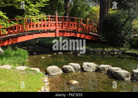 Stepping Stones japonais dans le célèbre Sanctuaire Heian à Kyoto Banque D'Images