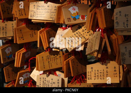 Des plaques lors d'Ema le temple Kiyomizu-dera à Kyoto. Les Japonais écrivent leurs souhaits sur l'Ema et l'accrocher sur le stand spécial à l'intérieur du temple. Banque D'Images