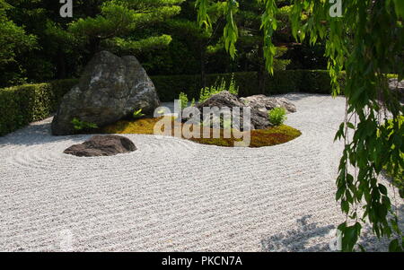 Jardin zen japonais à Kyoto avec de grandes pierres et de gravier ratissé Banque D'Images