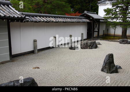 Jardin zen japonais à Kyoto avec de grandes pierres et de gravier ratissé Banque D'Images