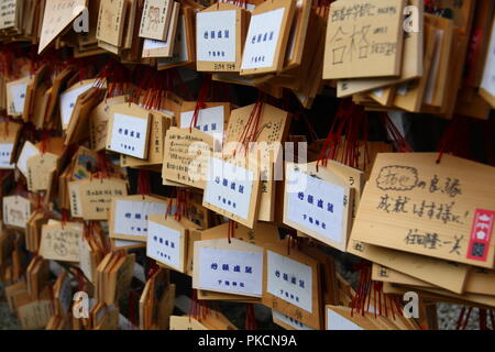 Des plaques lors d'Ema le temple Kiyomizu-dera à Kyoto. Les Japonais écrivent leurs souhaits sur l'Ema et l'accrocher sur le stand spécial à l'intérieur du temple. Banque D'Images