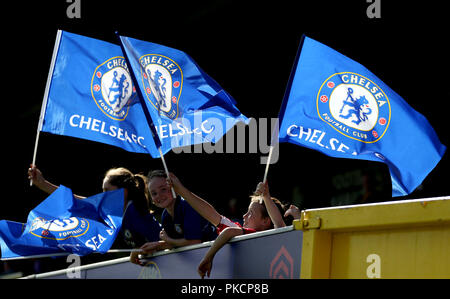 Chelsea fans dans les tribunes agitent des drapeaux pour montrer leur soutien au cours de la FA Women's super match de championnat à Kingsmeadow, Londres.