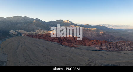 La lumière du soleil de l'après-midi illumine les formations géologiques massif dans le Red Rock Canyon National Conservation Area, situé juste en dehors de Las Vegas, NV. Banque D'Images