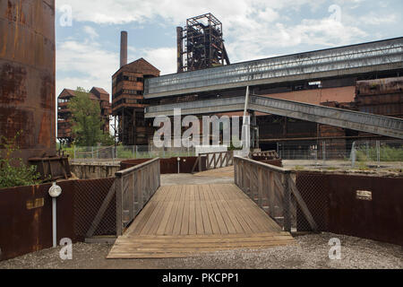 Haut-fourneau No 6 (Vysoká pec č. 6) et la passerelle d'Ambre (Jantarová lávka) en bas Vítkovice (Dolní Vítkovice) zone industrielle à Ostrava, République tchèque. Banque D'Images