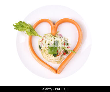 De fromage saucisse isolés en coeur avec style aigre épicée salade de mangue verte festival pour la Saint Valentin Banque D'Images