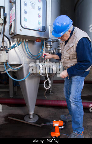 Réparateur pendant des travaux de maintenance Banque D'Images