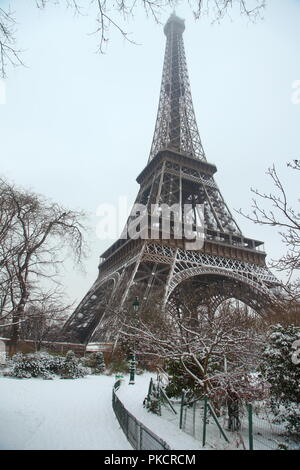 Tour Eiffel dans le Paris Banque D'Images