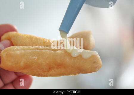 Prêt servi en friture pâte stick Patongko appel avec le lait concentré sucré. Focus sélectif. Banque D'Images