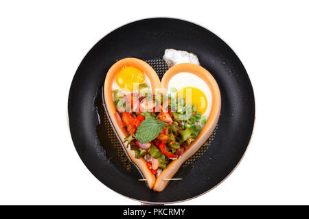 De fromage saucisse isolé au coeur d'enveloppement style jusqu'ensoleillée garnie d'oeufs aigre épicée salade de haricots de l'aile en pan a été pour le festival de la Saint-Valentin Banque D'Images