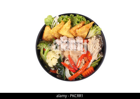 Isolé de nourriture chinoise ,Crisy wonton et boule de viande dans la soupe de chou chinois à la carotte maïs,,aiguille d'or,champignons,chou-fleur et bambou Banque D'Images