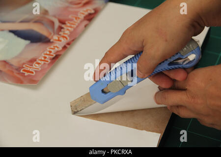 Châssis flottant photo toile en construction ,La fraise coupe couteau couvercle papier à bord ,avec du cadre illustré en noir,côté ouvert. Attendez que le Banque D'Images